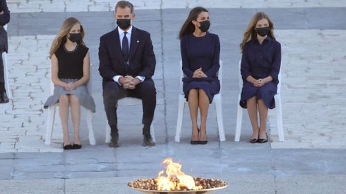 El rey Felipe de España, la reina Leticia de España y la princesa Sofía presentan sus respetos a las víctimas del virus corona el 16 de julio de 2020 en el Palacio Real de Madrid, España. 