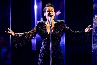 Diana Rouvas sings on The Voice