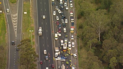 Le trafic a été bloqué sur des kilomètres après que sept voitures et camions se sont écrasés sur la M4 de Sydney vendredi après-midi.