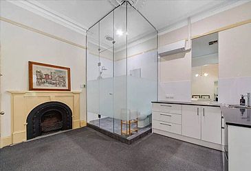 Where is this self-contained studio listed for rent for $400 per week?