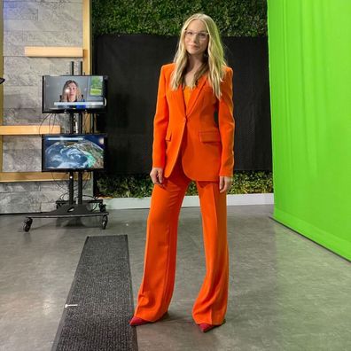 Weather woman hits back camel toe bubble butt