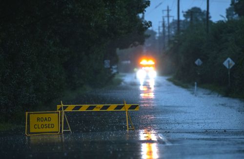 De fortes pluies et des eaux de crue font que la rivière Hawkesbury à North Richmond rompt ses berges et coupe de nombreuses routes.  2 mars 2022, 