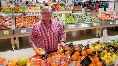 Steven Cain, PDG de Coles, est vu ici lors de la visite du nouveau format de magasin à Pagewood en 2019.