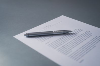 Długopis na górze umowy, koncepcja umowy prawnej jest wiążącym dokumentem