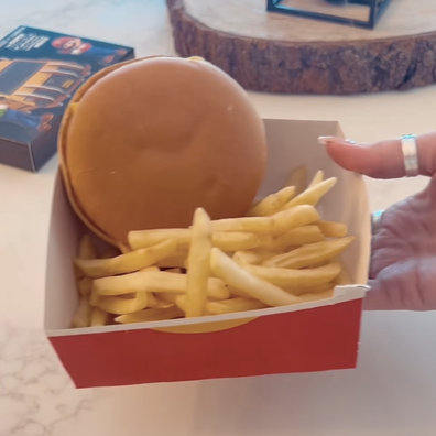 The hack transforms the box into an easy to eat from disposable plate.