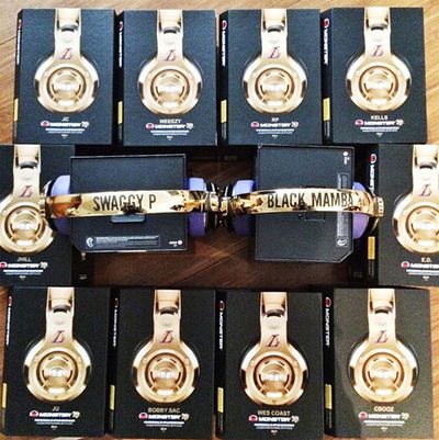 <b>NBA star Jeremy Lin certainly knows how to shower his friends with gifts – buying his LA Lakers teammates customised headphones for Christmas.</b><br/><br/>The point guard handed out the gold-and-purple, the Lakers colour scheme, headphones inked with each player’s nickname.<br/><br/>The presents are an early Christmas gift as the team look to better their season record of 9 wins and 19 losses.<br/><br/>But the lavish gifts are just a drop in the ocean when it comes to sport stars and their expensive tastes.
