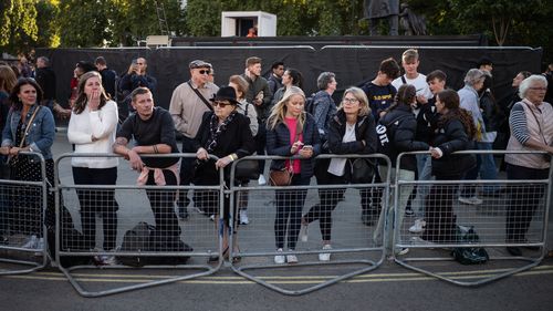 Członkowie publiczności czekają, aby rzucić okiem na króla Karola III, który bierze udział w czuwaniu nad królową Elżbietą II w Westminster Hall 16 września 2022 r. W Londynie w Anglii.  Królowa Elżbieta II leży w Westminster Hall do rana swojego pogrzebu, aby członkowie społeczeństwa mogli złożyć ostatnie pozdrowienia.  Elizabeth Alexandra Mary Windsor urodziła się na Broughton Street w Mayfair w Londynie w wieku 2