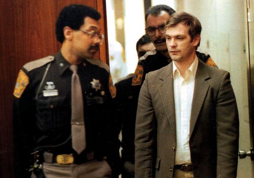 Le tueur en série Jeffrey Dahmer, à droite, est conduit devant le tribunal de circuit du comté de Milwaukee en 1992. Dahmer a admis avoir tué 17 jeunes hommes et garçons.  Plus tard, il a été battu à mort par un codétenu en prison.