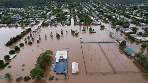 Des maisons sont entourées par les eaux de crue à Lismore, en Australie.