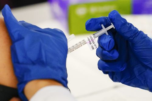 DOSSIER – Un agent de santé administre une dose d'un vaccin Moderna COVID-19 lors d'une clinique de vaccination à Norristown, en Pennsylvanie, le 7 décembre 2021. Dans un renversement pour le président Joe Biden, une cour d'appel fédérale de la Nouvelle-Orléans lundi 7 juin. Le 27 décembre 2022, il a accepté de reconsidérer sa propre décision d’avril qui permettait à l’administration d’exiger que les employés fédéraux soient vaccinés contre le COVID-19.  (Photo AP/Matt Rourke, dossier)