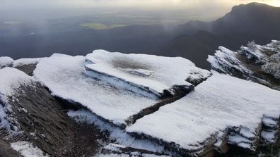 Bluff Knoll dans la chaîne de Stirling dans le sud-ouest de l'Australie occidentale a été transformé en un paradis hivernal.