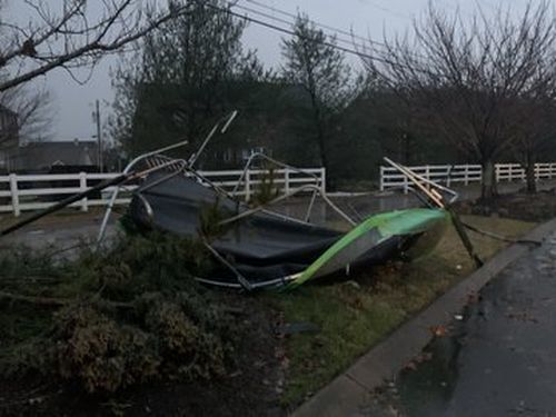 Resturi împrăștiate pe pământ după o noapte de furtuni în Mount Juliet, Tennessee.