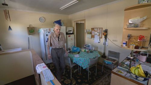 Un homme âgé de Brisbane est forcé de quitter son domicile alors que le gouvernement de l'État reprend sa propriété pour le réaménagement de The Gabba. Trevor Connolly vit dans sa rue à Coorparoo depuis plus de 80 ans, mais on lui a dit jusqu'à Noël avant de devoir l'être. dehors.