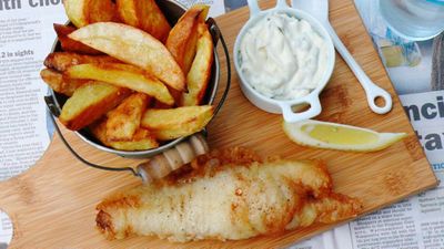 <a href="http://kitchen.nine.com.au/2016/06/06/13/27/perfect-homemade-fish-and-chips" target="_top">Rainbow snapper with chips and chunky tartare sauce</a>