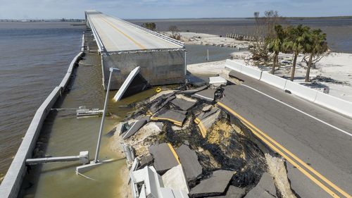 Część mostu Sanibel została utracona w wyniku huraganu Ian w czwartek, 29 września 2022 r. W Fort Myers na Florydzie