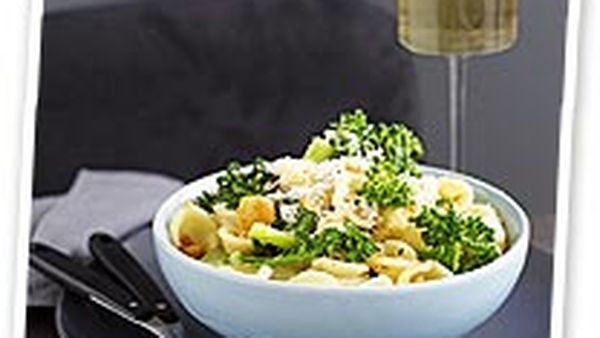 Pasta with broccolini and crispy breadcrumbs