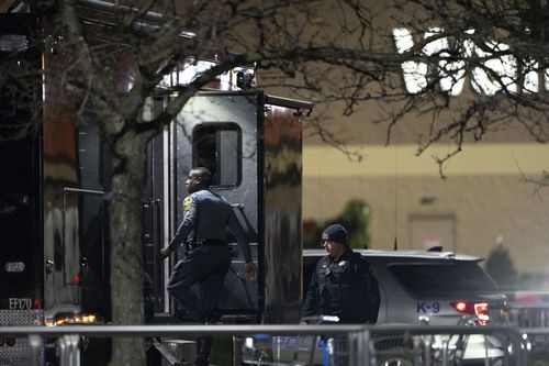 Le forze dell'ordine entrano in un veicolo di comando mentre lavorano sulla scena di una sparatoria di massa in un Walmart, mercoledì 23 novembre 2022, a Chesapeake, in Virginia.