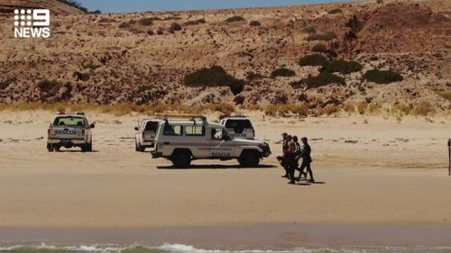 La police fouille la plage du sud de l'Australie après la découverte de deux os.