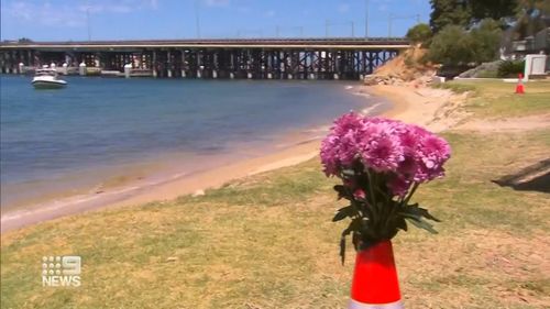 Les habitants de Perth ont rendu hommage à la scène d'une attaque de requin sur la rivière Swan qui a coûté la vie à un adolescent.