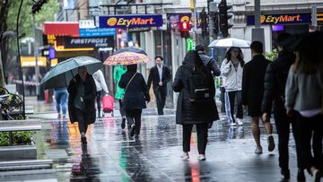 12.10.2022 The AgeBooking: 219068MelbournePhoto shows people on their way to work in Melbourne on Wednesday as the rain starts to hit. Photo: Scott McNaughton / The Age