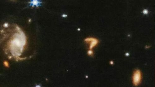 Signo de interrogación cósmico detectado en el espacio por el telescopio espacial James Webb de la NASA.