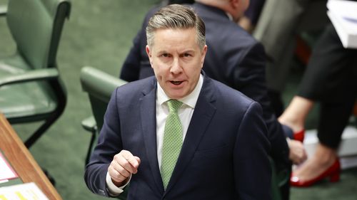 CANBERRA, AUSTRÁLIA - OUTUBRO 07: Ministro da Saúde, Deficiência e Envelhecimento O Hon Mark Butler MP fala no período de perguntas em 07 de outubro de 2025 em Canberra, Austrália. O parlamento da Austrália reuniu-se para sessões quando uma série de questões prementes vieram à tona, desde a inflação e o custo de vida a nível interno até à relação da Austrália com os seus aliados na região e fora dela, a nível internacional. (Foto de Hilary Wardhaugh/Getty Images)