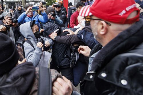 				Sabato due gruppi di manifestanti si sono scontrati fuori Gracie Mansion.