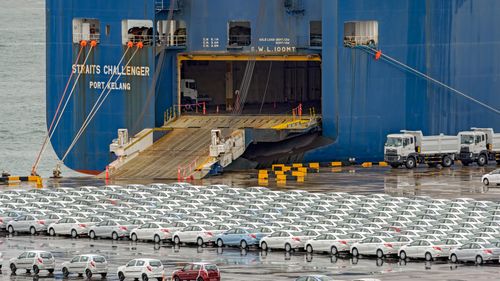Des rangées de voitures neuves attendent d'être expédiées et expédiées dans le monde entier depuis le port de fret le plus grand et le plus fréquenté de Malaisie.