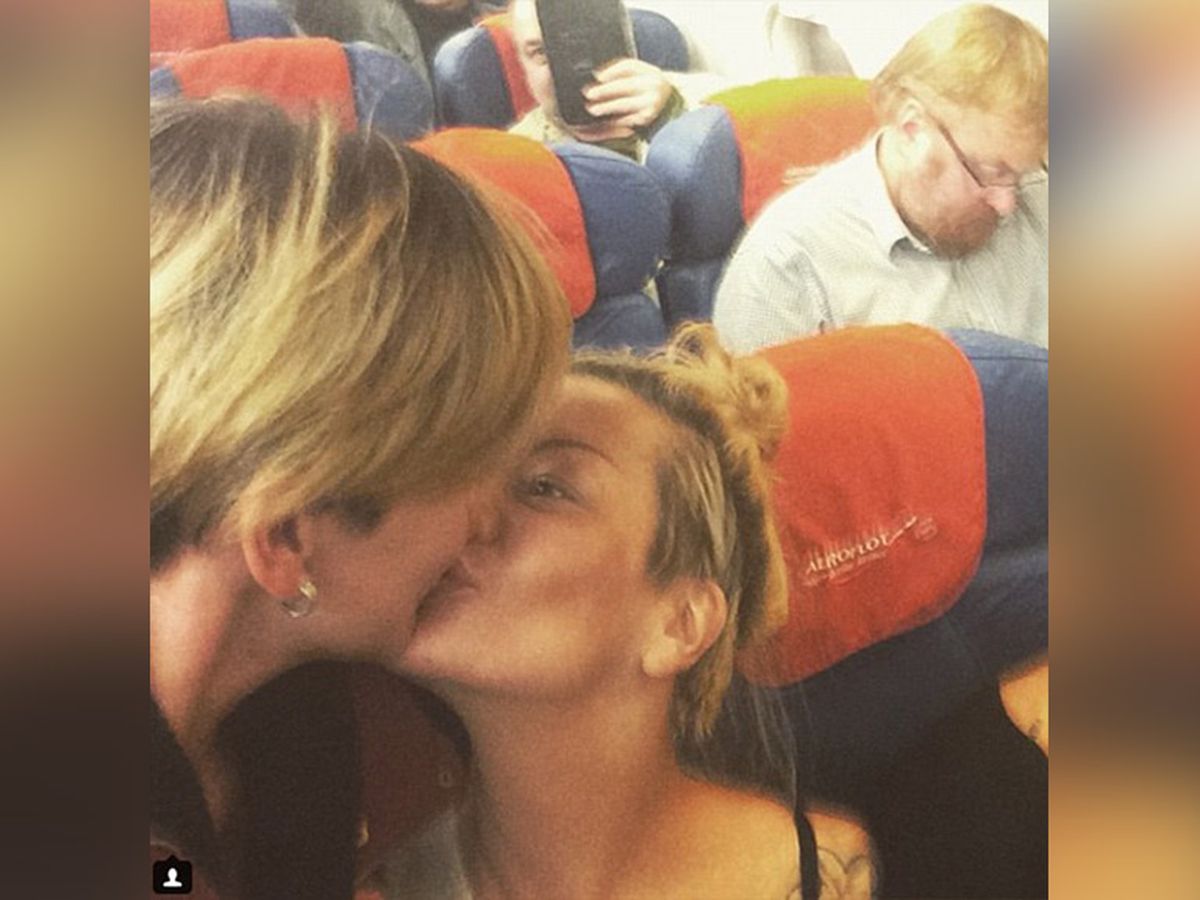 Russians lesbians kissing