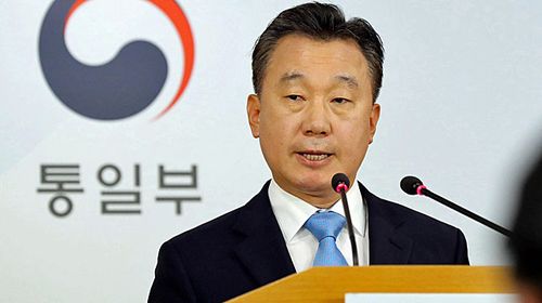 Unification Ministry spokesman Jeong Joon-hee confirms that a North Korean diplomat and his family are in South Korea after defecting from North Korea. (AAP)