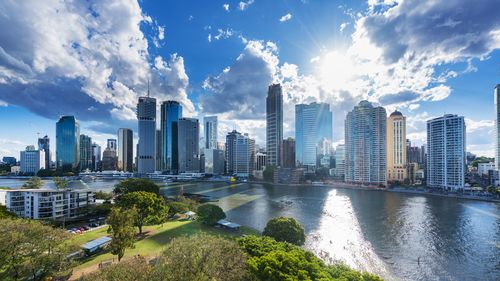 Brisbane, Austrália - 25 de setembro de 2016: Vista do horizonte da cidade de Brisbane e do rio Brisbane no final da tarde