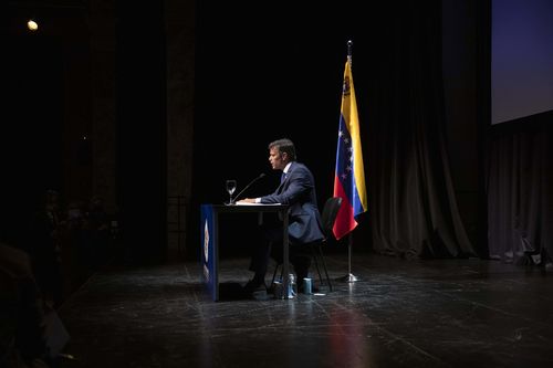 No sábado, o presidente venezuelano referiu-se também à pressão que tem sentido por parte do governo dos EUA ao iniciar um processo judicial que visava a revogação da cidadania e o cancelamento do passaporte do político da oposição Leopoldo López.