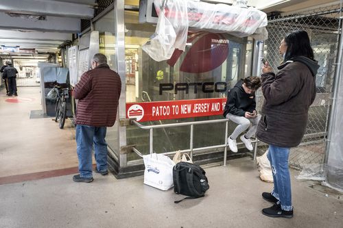 Les gens attendent à la station 8th and Market PATCO en raison d'une suspension du service sur PATCO, afin que les équipes puissent vérifier les voies suite à un tremblement de terre, le vendredi 5 avril 2024, à Philadelphie.