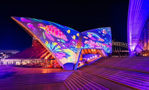 L'opera È bello quaggiù di Rebecca Mills.