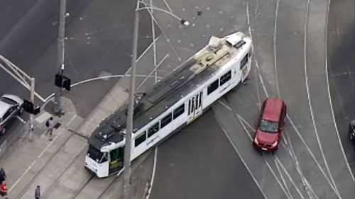 A tram has derailed on the Nepean Highway and Toorak Road, (9NEWS)