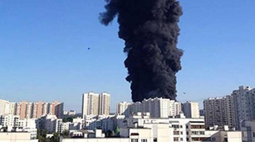 Thick black smoke caused by a river fire in Moscow