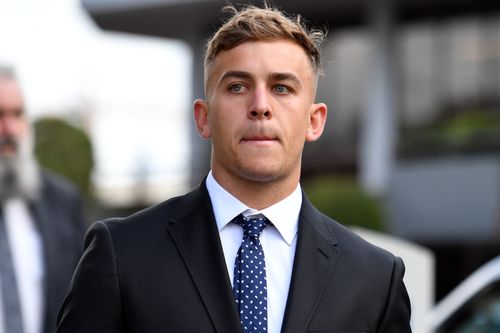 Le joueur de Shellharbour, Callan Sinclair, arrive au tribunal local de Wollongong, le lundi 2 novembre 2020. Le joueur de Sinclair et de St George Dragons, Jack De Belin, doit commencer un procès de deux semaines le 3 février pour des allégations selon lesquelles le couple aurait agressé sexuellement une femme de 19 ans. dans un appartement de Wollongong en décembre 2018. Photo: Sam Mooy / The Sydney Morning Herald