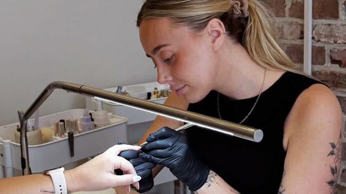 Britt Bedford é dono e dirige BB Claws, um salão de boutique no sul de Sydney.