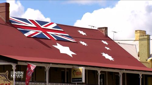 A controversial pub in the NSW Hunter Valley has been ordered to remove an unauthorised Australian flag from its roof.
