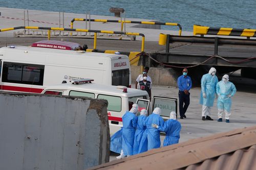 Operatori sanitari in equipaggiamento protettivo evacuano i pazienti dalla nave da crociera MV Hondius in un porto di Praia, Capo Verde, mercoledì 6 maggio 2026. (AP Photo/Misper Apawu)
