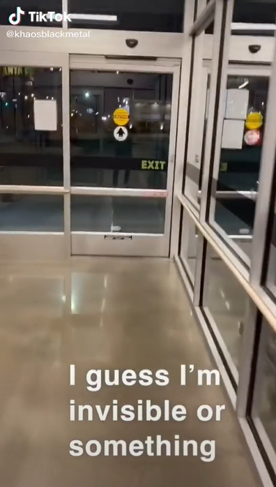 US man's hilarious video as he gets locked inside Aldi after early closing