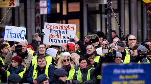 Demonstrators in yellow vests protest against the new Franco-German friendship pact.