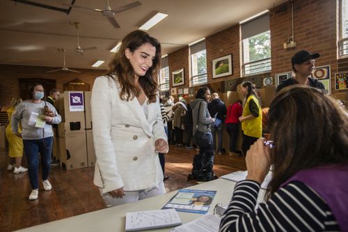 Gisele Kapterian em um local de votação durante as eleições federais de 2025.