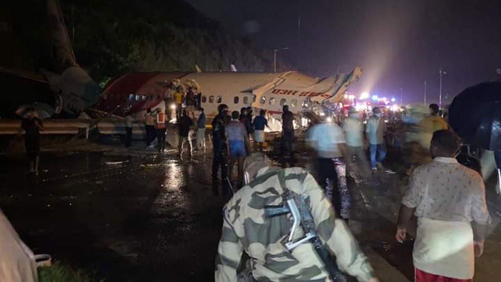 Крушение самолета вчера. Крушение Боинг 747 Air India. Авиакатастрофа Боинг 737. Боинг 747 крушение АИР Индия.