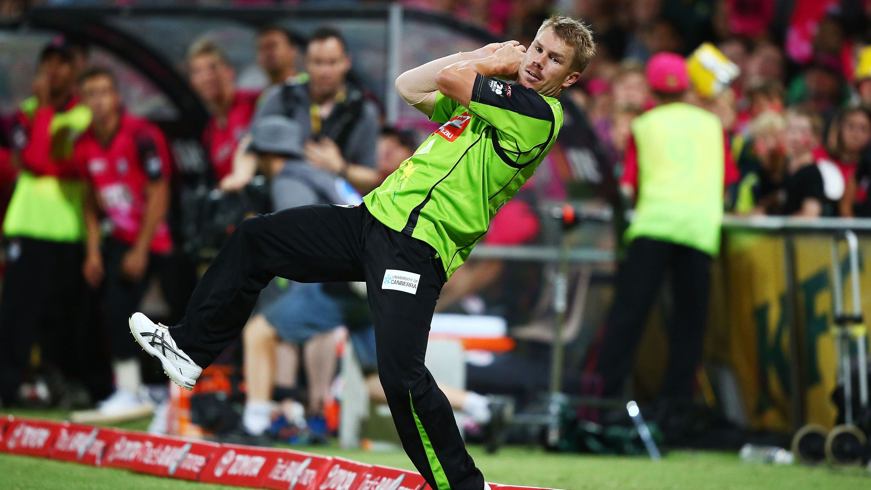 David Warner of the Thunder takes a catch on the boundary to dismiss Michael Lumb of the Sixers during the Big Bash League match between the Sydney Sixers and Sydney Thunder at SCG on December 21, 2013 in Sydney, Australia. (Photo by Matt King/Getty Images)