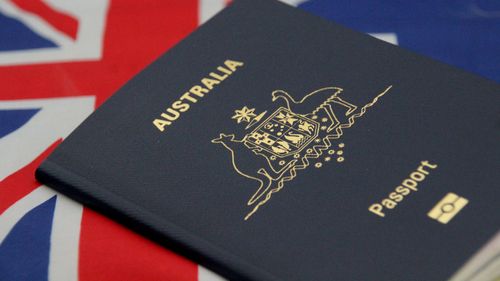 Passaporte australiano com fundo da bandeira australiana