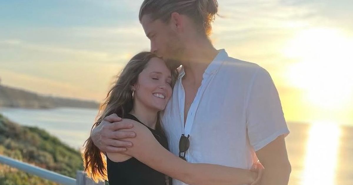 Mantan bintang dan tandang bintang Luke Mitchell dan Rebecca Breeds mengumumkan kelahiran anak pertama mereka: ‘Kami mencintaimu di luar kata -kata’