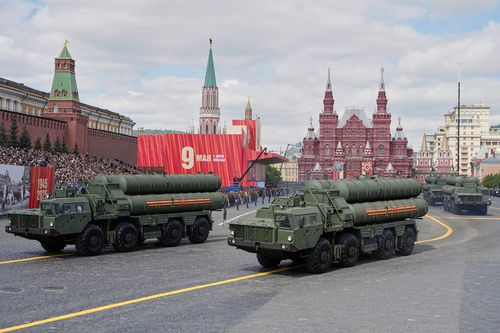 FILE - I lanciatori del sistema missilistico antiaereo russo S-400 rotolano durante la parata militare del Giorno della Vittoria a Mosca, in Russia, il 9 maggio 2025, durante le celebrazioni dell'80° anniversario della vittoria dell'Unione Sovietica sulla Germania nazista durante la Seconda Guerra Mondiale. (AP Photo/Alexander Zemlianichenko, file)