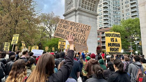 Un groupe de plusieurs centaines de personnes proteste contre la mort de Jordan Neely