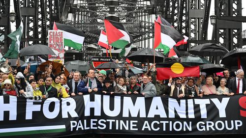 Os manifestantes pró-Palestina marcharam por Sydney Port Bridge para prestar atenção ao bombardeio em andamento de Israel e ajudar a restrições a Gaza. 3 de agosto de 2025 Foto: Janie Barrett
